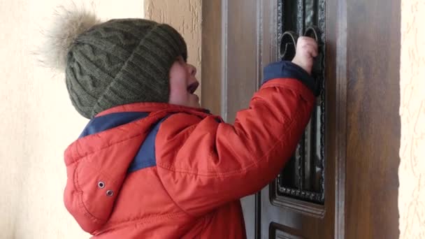 Jongen Huilt Zijn Vuist Deur Klopt Deuren Open — Stockvideo