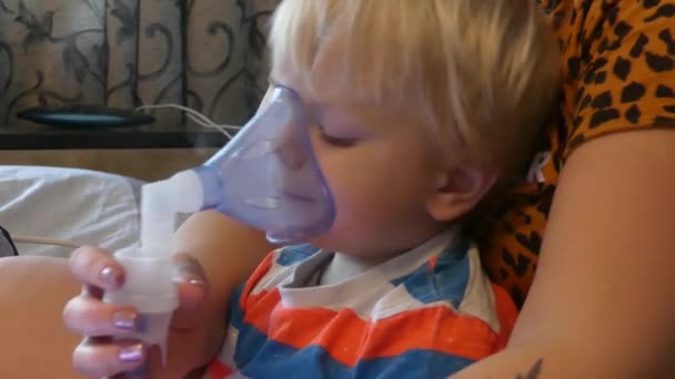 Pojken Andas Genom Syrgasmask Barnet Tar Inhalationer Från Hosta Influensa — Stockvideo