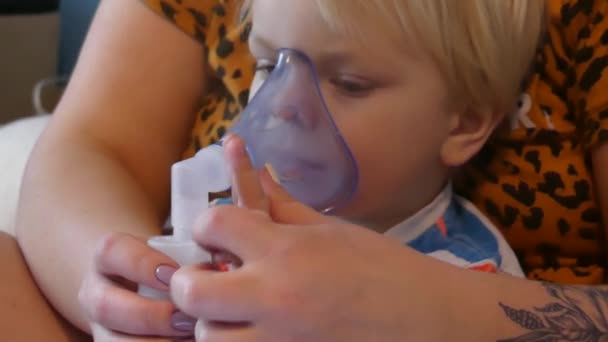 少年は 酸素マスクから吸い込んだ 子供は インフルエンザ ウイルス性疾患から吸入を取ります 子供の呼吸を通じて吸入器医療マスク — ストック動画