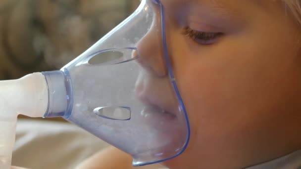 Niño Respira Través Una Máscara Oxígeno Niño Toma Inhalaciones Tos — Vídeo de stock