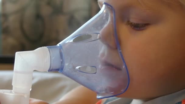 Niño Respira Través Una Máscara Oxígeno Niño Toma Inhalaciones Tos — Vídeo de stock