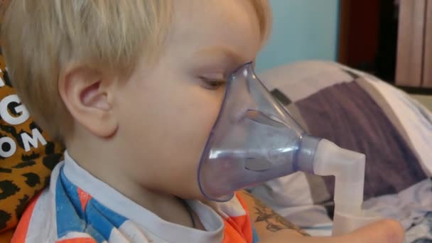 Niño Respira Través Una Máscara Oxígeno Niño Toma Inhalaciones Tos — Vídeos de Stock