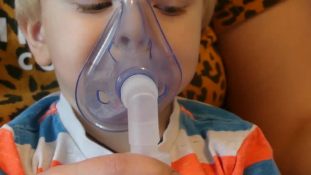 Rapaz Respira Através Uma Máscara Oxigénio Criança Toma Inalações Tosse — Vídeo de Stock