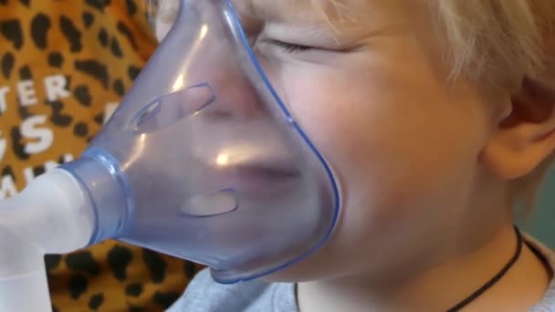 Garçon Respire Travers Masque Oxygène Enfant Prend Des Inhalations Toux — Video