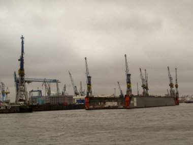 Hamburg, Almanya - Şubat 2015: Hamburg liman manzarası. Kargo Hamburg Liman gemi. Shipable bağlantı noktası yük taşıyan konteynerler.