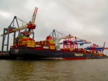 Hamburg, Almanya - Şubat 2015: Hamburg liman manzarası. Kargo Hamburg Liman gemi. Shipable bağlantı noktası yük taşıyan konteynerler.