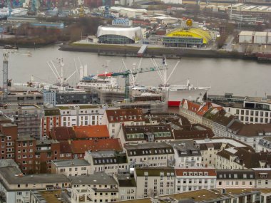 Hamburg, Almanya - Şubat 2015: Kenti bir yükseklikten. Üst Emlak şehir. Panorama kenti yukarıdan görüntülemek.