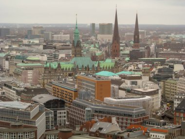 Hamburg, Almanya - Şubat 2015: Kenti bir yükseklikten. Üst Emlak şehir. Panorama kenti yukarıdan görüntülemek.