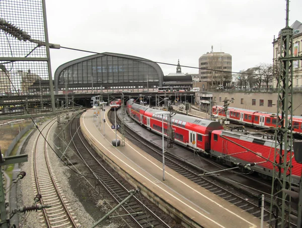 เยอรมน มภาพ 2015 สถาน รถไฟฮ รถไฟโดยสารออกจากสถาน — ภาพถ่ายสต็อก