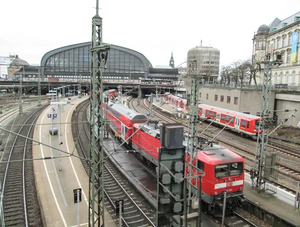 เยอรมน มภาพ 2015 สถาน รถไฟฮ รถไฟโดยสารออกจากสถาน — ภาพถ่ายสต็อก