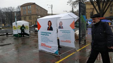 Kiev, Ukrayna - Şubat 2019: Ön seçim kampanyası ülkede cumhurbaşkanlığı seçim öncesi. Kampanya çadır Ukrayna Cumhurbaşkanı adayı Olga Bogomolets ve Andriy Sadovy sokakta şehir merkezinde. Çadırda siyasi karıştırıcı