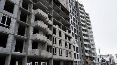 Yüksek katlı bir apartman Gazbeton, inşaatı. Yeni inşa edilen yüksek katlı binanın içinde yapılı daire görünümünü. Gaz Block yeni binaların boş duvarları.