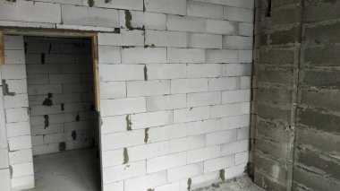 Yüksek katlı bir apartman Gazbeton, inşaatı. Yeni inşa edilen yüksek katlı binanın içinde yapılı daire görünümünü. Gaz Block yeni binaların boş duvarları.