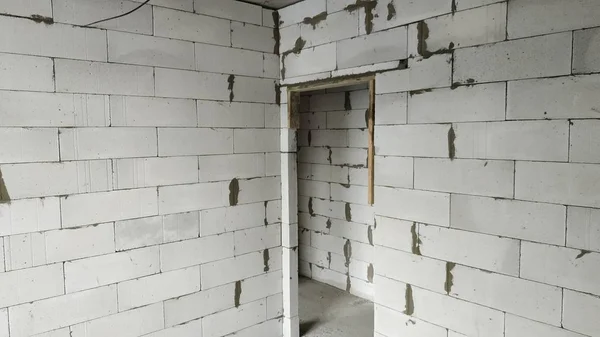Yüksek katlı bir apartman Gazbeton, inşaatı. Yeni inşa edilen yüksek katlı binanın içinde yapılı daire görünümünü. Gaz Block yeni binaların boş duvarları.