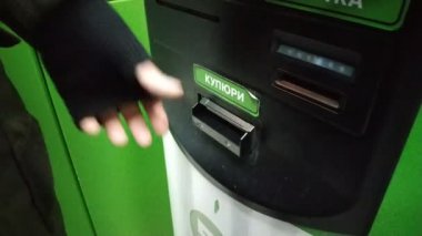 Eller terminal para doldurmak. Ukraynalı hryvnia terminal önünde bir yığın. Faturaları. Havale. Bir banka kartı şarj.