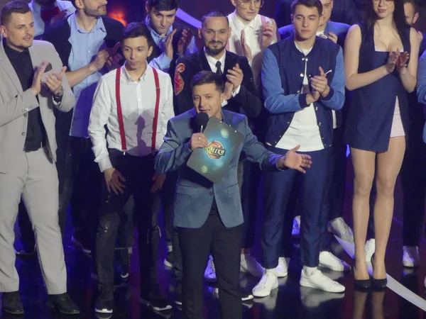 Kiev, Ukrayna - Şubat 2019: Ukrayna Cumhurbaşkanı adayı Volodymyr Zelensky sahnede. Ukraynalı komedyen Volodymyr Zelenskiy.