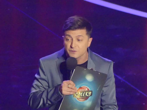 Kiev, Ukrayna - Şubat 2019: Ukrayna Cumhurbaşkanı adayı Volodymyr Zelensky sahnede. Ukraynalı komedyen Volodymyr Zelenskiy.