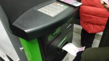 Eller terminal para doldurmak. Ukraynalı hryvnia terminal önünde bir yığın. Faturaları. Havale. Bir banka kartı şarj.