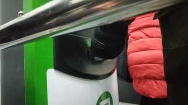 Eller terminal para doldurmak. Ukraynalı hryvnia terminal önünde bir yığın. Faturaları. Havale. Bir banka kartı şarj.