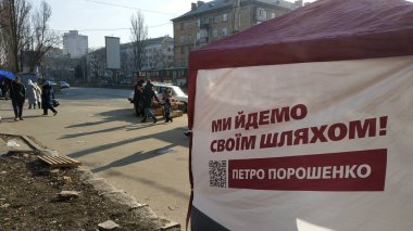Kiev, Ukrayna - Şubat 2019: Ön seçim kampanyası cumhurbaşkanlığı seçim öncesi. Ukrayna Petro Poroshenko Başkan adayı sokakta kamp çadırı.