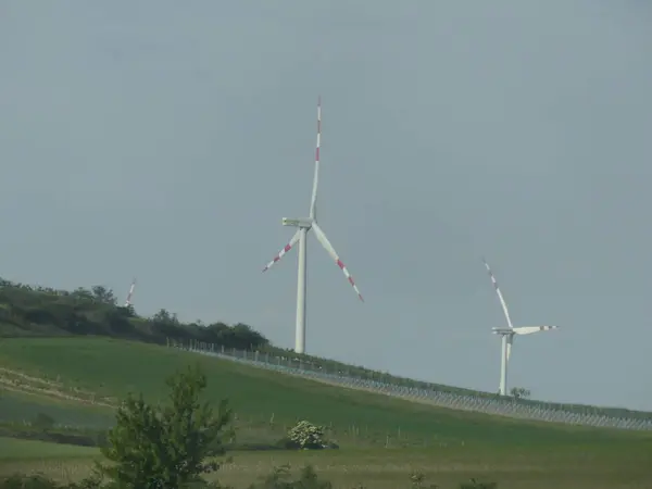 Windkraftanlage und Wolken am Himmel. erneuerbare Windkraft, grün en — Stockfoto