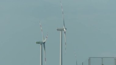 Rüzgar Türbini çiftlik ve gökyüzü bulutlar. Yenilenebilir Rüzgar güç, yeşil enerji üretimi, sürdürülebilir alternatif elektrik, hiçbir kirlilik çevre