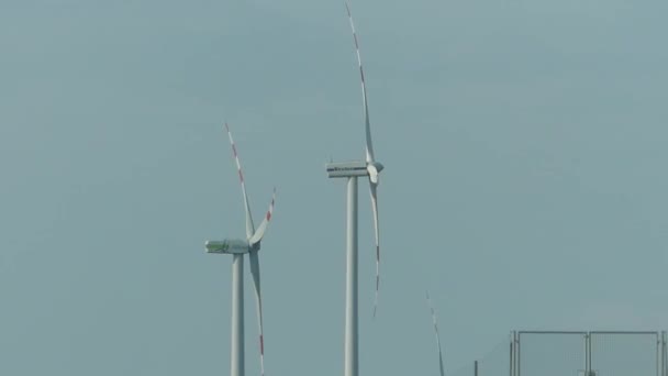 Ферма Ветряных Турбин Облака Неба Возобновляемые Источники Энергии Ветра Производство — стоковое видео