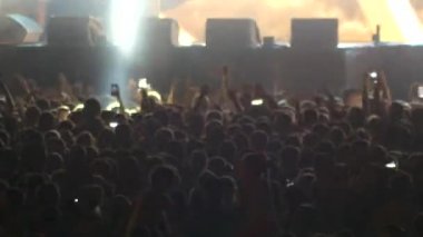 Kiev, Ukrayna - 15 Eylül 2018: Gadget'lar ve akıllı telefonlar hayranları kullanın. Birçok insanın elleri video kaydetmek. 