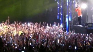 Kiev, Ukrayna - 15 Eylül 2018: Gadget'lar ve akıllı telefonlar hayranları kullanın. Birçok insanın elleri video kaydetmek. 