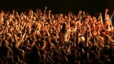 Kiev, Ukrayna - 15 Eylül 2018: Gadget'lar ve akıllı telefonlar hayranları kullanın. Birçok insanın elleri video kaydetmek. 