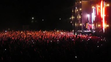 Kiev, Ukrayna - 15 Eylül 2018: Birçok seyirci sahne önünde ellerini Müzik Festivali 