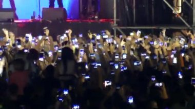 Kiev, Ukrayna - 15 Eylül 2018: Birçok seyirci sahne önünde ellerini Müzik Festivali 