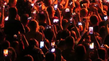 Kiev, Ukrayna - 15 Eylül 2018: Gadget'lar ve akıllı telefonlar hayranları kullanın. Birçok insanın elleri video kaydetmek. 