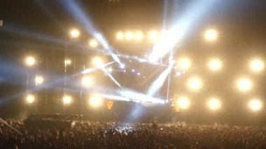 Kiev, Ukrayna - 15 Eylül 2018: Birçok seyirci sahne önünde ellerini Müzik Festivali 