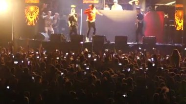 Kiev, Ukrayna - 15 Eylül 2018: Birçok seyirci sahne önünde ellerini Müzik Festivali 