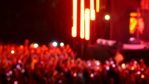 乌克兰基辅 2018年9月15日 许多观众在舞台前挥手致意音乐节 自由落体 音乐会舞台前的音乐爱好者 — 图库视频影像