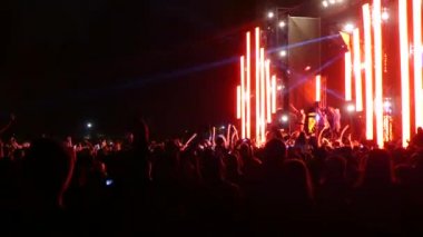 Kiev, Ukrayna - 15 Eylül 2018: Birçok seyirci sahne önünde ellerini Müzik Festivali 