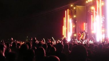 Kiev, Ukrayna - 15 Eylül 2018: Birçok seyirci sahne önünde ellerini Müzik Festivali 