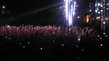 Kiev, Ukrayna - 15 Eylül 2018: Birçok seyirci sahne önünde ellerini Müzik Festivali 