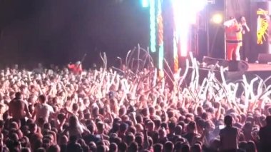 Kiev, Ukrayna - 15 Eylül 2018: Birçok seyirci sahne önünde ellerini Müzik Festivali 