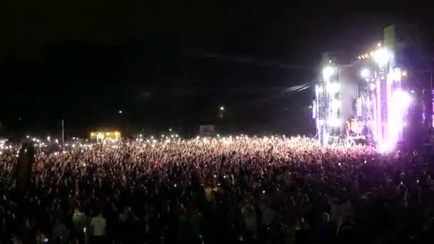 乌克兰基辅 2018年9月15日 许多观众在舞台前挥手致意音乐节 自由落体 音乐会舞台前的音乐爱好者 — 图库视频影像
