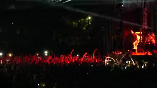 キエフ ウクライナ 2018 ステージの前に多くの観客は音楽祭 Freefestsoloma で手を振る コンサートのステージの前に音楽ファン — ストック動画