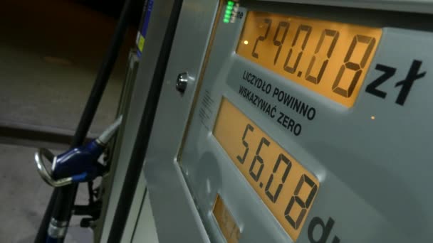 Tankstelle Gaskammer Mit Schlauch Die Zahlen Auf Dem Benzinschild Kranich — Stockvideo