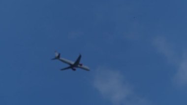 Vienna, Avusturya - Mayıs, 2018: Uçak mavi gökyüzünde uçar. Uçağın gökyüzüne uçar.