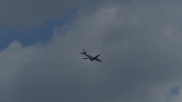 Vienna Austria May 2018 Plane Flies Blue Sky Plane Flies — Stock Video