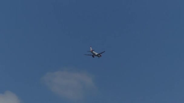 ウィーン オーストリア 2018年 飛行機飛ぶ青い空 飛行機が空を飛ぶ — ストック動画