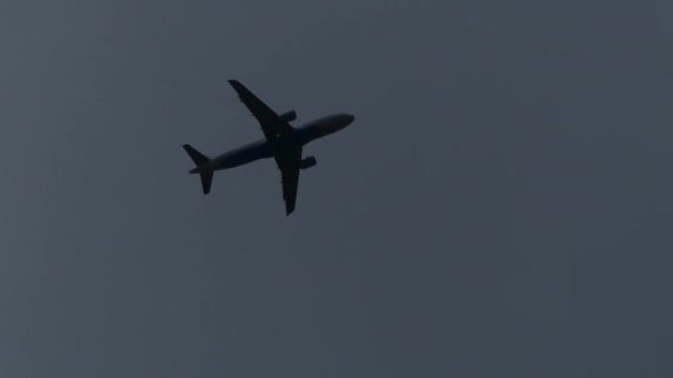ウィーン オーストリア 2018年 飛行機飛ぶ青い空 飛行機が空を飛ぶ — ストック動画