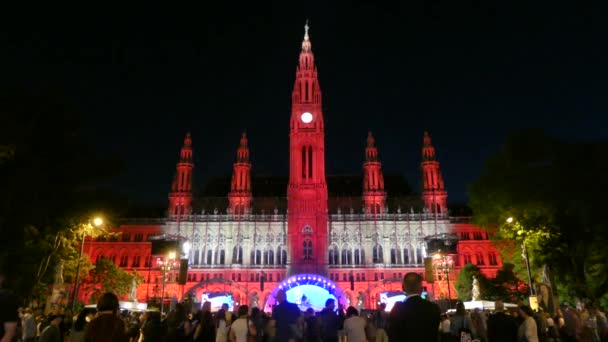 五颜六色的维也纳市政厅的景色 维也纳的灯光秀 — 图库视频影像