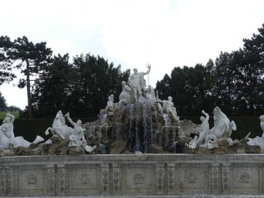 Neptün Çeşmesi Schonbrunn Park. Turistler yürüyüş PA
