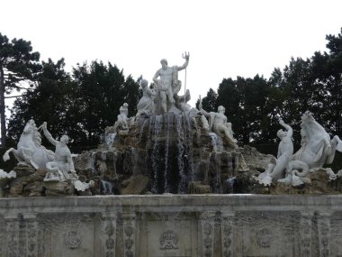 Neptün Çeşmesi Schonbrunn Park. Turistler yürüyüş PA